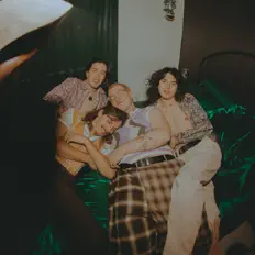 聆聽 Wah-Wah、觀看音樂影片、閱讀小傳、查看巡演日期等！