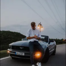 StriQを聴いたり、ミュージックビデオを鑑賞したり、経歴やツアー日程などを確認したりしましょう！