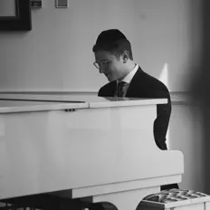 Ascolta Gad Feureisen, guarda video musicali, leggi la biografia, vedi le date del tour & altro!