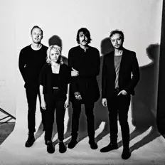 聆聽 Real Humans、觀看音樂影片、閱讀小傳、查看巡演日期等！