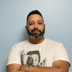 Poslechněte si interpreta Strays of the World, sledujte hudební videa, přečtěte si životopis, podívejte se na data turné a další informace.