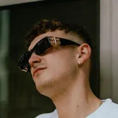 Hör dir Souyan an, schau dir Musikvideos an, lies die Biografie, finde Tourdaten und mehr!