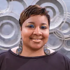 Hör dir Danielle N. Hall an, schau dir Musikvideos an, lies die Biografie, finde Tourdaten und mehr!