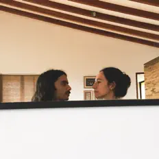 Poslechněte si interpreta Sara y Jacobo, sledujte hudební videa, přečtěte si životopis, podívejte se na data turné a další informace.