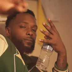 D Bass सुनें, म्यूज़िक वीडियो देखें, बायो पढ़ें, दौरे की तारीखें और बहुत कुछ देखें!