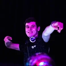 收听 Hi-Be、观看音乐视频、阅读小传、查看巡演日期等 ！