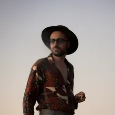 Dengarkan Howie Combrink, tonton video musik, baca bio, lihat tanggal tur & lainnya!