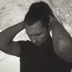 Dengarkan Yali Blu, tonton video musik, baca bio, lihat tanggal tur & lainnya!