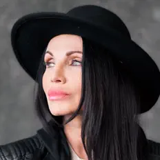 Listen to Carolyn Hollingsworth, watch music videos, read bio, see tour dates & more!