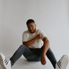Poslechněte si interpreta Ray Reaves, sledujte hudební videa, přečtěte si životopis, podívejte se na data turné a další informace.