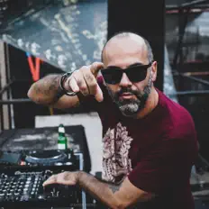 Ακούστε περιεχόμενο από CLAW, παρακολουθήστε μουσικά βίντεο, διαβάστε το βιογραφικό, δείτε ημερομηνίες περιοδείας, και πολλά ακόμη!