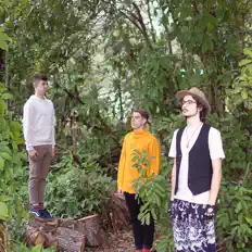 Feelin' Peachy सुनें, म्यूज़िक वीडियो देखें, बायो पढ़ें, दौरे की तारीखें और बहुत कुछ देखें!