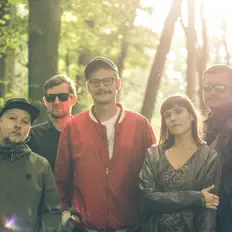 Muzyka Końca Lataを聴いたり、ミュージックビデオを鑑賞したり、経歴やツアー日程などを確認したりしましょう！