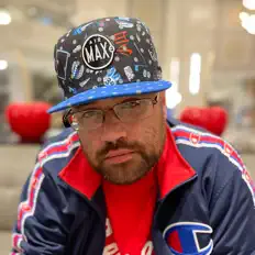 Hör dir AbhiNav an, schau dir Musikvideos an, lies die Biografie, finde Tourdaten und mehr!