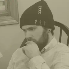 聆聽 BCKR、觀看音樂影片、閱讀小傳、查看巡演日期等！