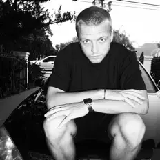 聆聽 Murph、觀看音樂影片、閱讀小傳、查看巡演日期等！