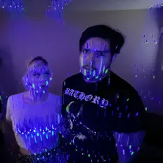 Poslechněte si interpreta Holiday Graves, sledujte hudební videa, přečtěte si životopis, podívejte se na data turné a další informace.