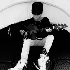 聆聽 13allo、觀看音樂影片、閱讀小傳、查看巡演日期等！