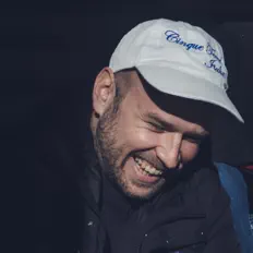 Julian Neumannを聴いたり、ミュージックビデオを鑑賞したり、経歴やツアー日程などを確認したりしましょう！