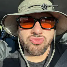 Poslechněte si interpreta Moussa PF, sledujte hudební videa, přečtěte si životopis, podívejte se na data turné a další informace.