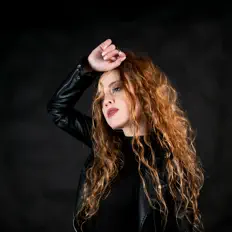 Poslechněte si interpreta Erika Krall, sledujte hudební videa, přečtěte si životopis, podívejte se na data turné a další informace.