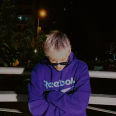 Alli सुनें, म्यूज़िक वीडियो देखें, बायो पढ़ें, दौरे की तारीखें और बहुत कुछ देखें!