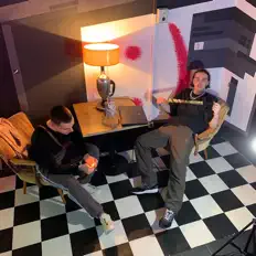 Truster Blueを聴いたり、ミュージックビデオを鑑賞したり、経歴やツアー日程などを確認したりしましょう！