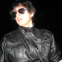 聆聽 undefined、觀看音樂影片、閱讀小傳、查看巡演日期等！