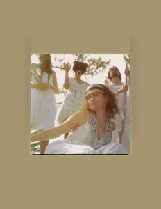 Ouça Mira Sthira, assista a videoclipes, leia a biografia, veja as datas das turnês e mais!