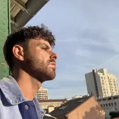 caazを聴いたり、ミュージックビデオを鑑賞したり、経歴やツアー日程などを確認したりしましょう！