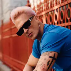 MIKIČを聴いたり、ミュージックビデオを鑑賞したり、経歴やツアー日程などを確認したりしましょう！