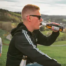 Hör dir Mattes Müller an, schau dir Musikvideos an, lies die Biografie, finde Tourdaten und mehr!