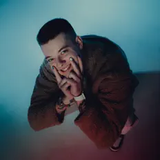 LIL PERIGNONを聴いたり、ミュージックビデオを鑑賞したり、経歴やツアー日程などを確認したりしましょう！