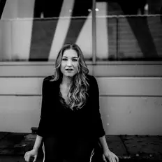 Dengarkan Yasmin Hutchins, tonton video musik, baca bio, lihat tanggal tur & lainnya!
