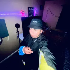 收听 Lanxer G、观看音乐视频、阅读小传、查看巡演日期等 ！