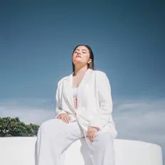 Keiko Necesario सुनें, म्यूज़िक वीडियो देखें, बायो पढ़ें, दौरे की तारीखें और बहुत कुछ देखें!