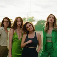 Escucha a undefined, mira vídeos musicales, lee la biografía, consulta fechas de giras y mucho más.