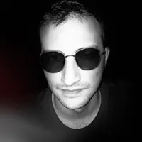 undefined dinle, müzik videolarını izle, biyografisini oku, tur tarihlerini ve daha fazlasını gör!