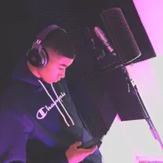 KdoubleM सुनें, म्यूज़िक वीडियो देखें, बायो पढ़ें, दौरे की तारीखें और बहुत कुछ देखें!