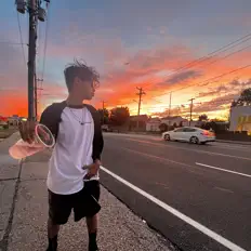 $evを聴いたり、ミュージックビデオを鑑賞したり、経歴やツアー日程などを確認したりしましょう！