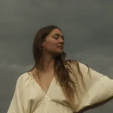 Poslechněte si interpreta LUN, sledujte hudební videa, přečtěte si životopis, podívejte se na data turné a další informace.