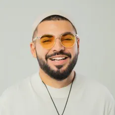 Roofを聴いたり、ミュージックビデオを鑑賞したり、経歴やツアー日程などを確認したりしましょう！