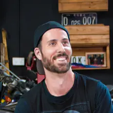 Poslechněte si interpreta Moog, sledujte hudební videa, přečtěte si životopis, podívejte se na data turné a další informace.