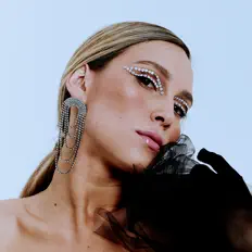 Ascolta Adora, guarda video musicali, leggi la biografia, vedi le date del tour & altro!