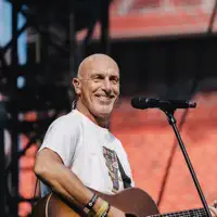 Escucha a undefined, mira vídeos musicales, lee la biografía, consulta fechas de giras y mucho más.