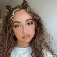 SLVY सुनें, म्यूज़िक वीडियो देखें, बायो पढ़ें, दौरे की तारीखें और बहुत कुछ देखें!