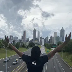 聆聽 Young Toko、觀看音樂影片、閱讀小傳、查看巡演日期等！