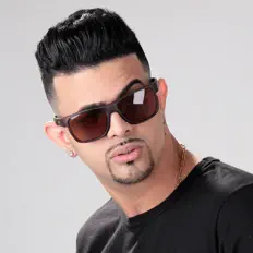 Poslechněte si interpreta MC Delta, sledujte hudební videa, přečtěte si životopis, podívejte se na data turné a další informace.