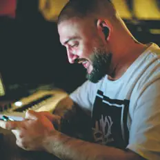 收听 Kaip、观看音乐视频、阅读小传、查看巡演日期等 ！