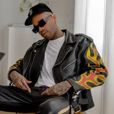 LoftBlue을(를) 듣고, 뮤직 비디오를 보고, 약력을 읽고, 투어 일정 등을 확인하세요!